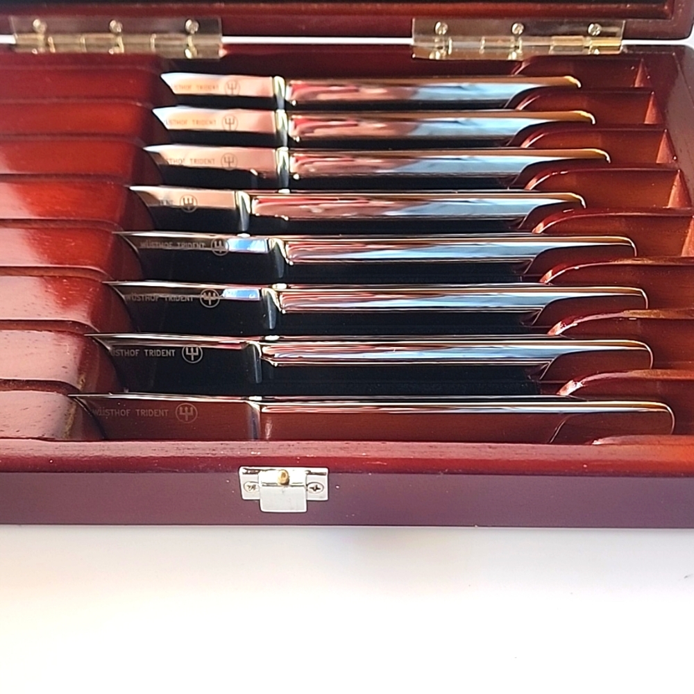 NEW Vintage, Wüsthof 8 Serrated Steak Knives. - Picture 2 of 15
